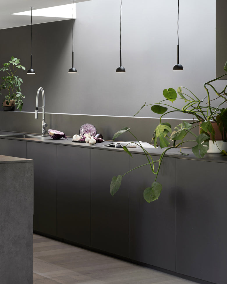 Blush pendant black kitchen Photo Chris Tonnesen