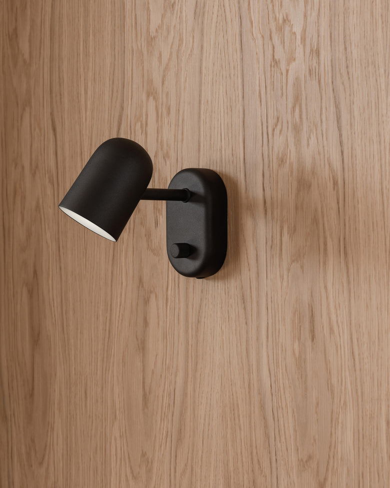 Buddy wall lamp black close Photo Einar Aslaksen