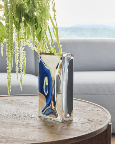 Into vase steel livingroom Ph Sara Spilling