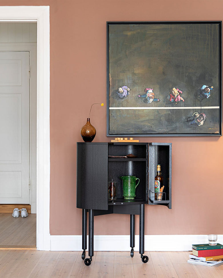 Loud black bar cabinet Birdy lamp Photo Anne Andersen Low-res