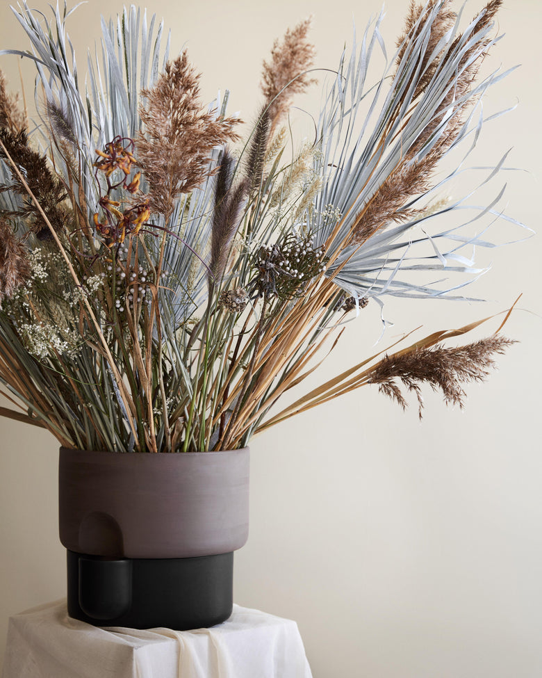 Oasis large black straw Photo Chris Tonnesen