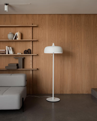 Acorn floor lamp white w sofa Photo Einar Aslaksen