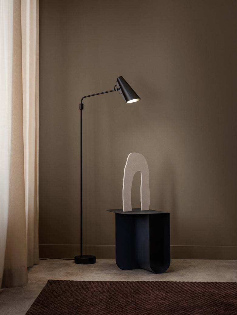 Birdy floor lamp swing black Photo Einar Aslaksen