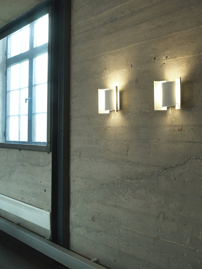 Butterfly on concrete Photo Damian Heinisch