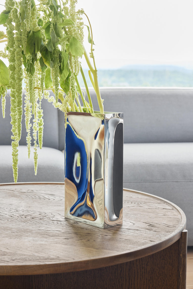 Into vase steel livingroom Ph Sara Spilling