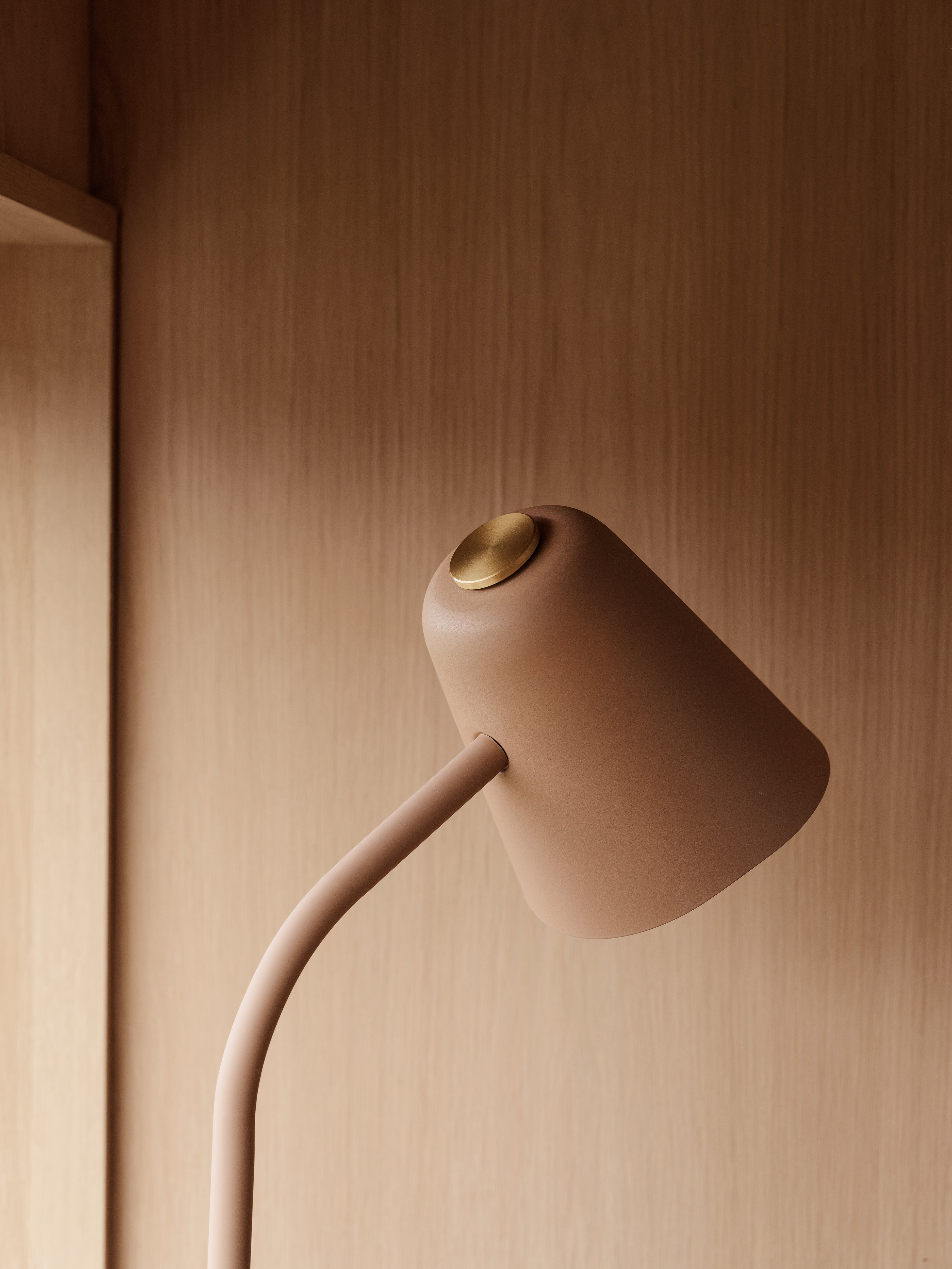 Me floor lamp warm beige detail Ph Einar Aslaksen