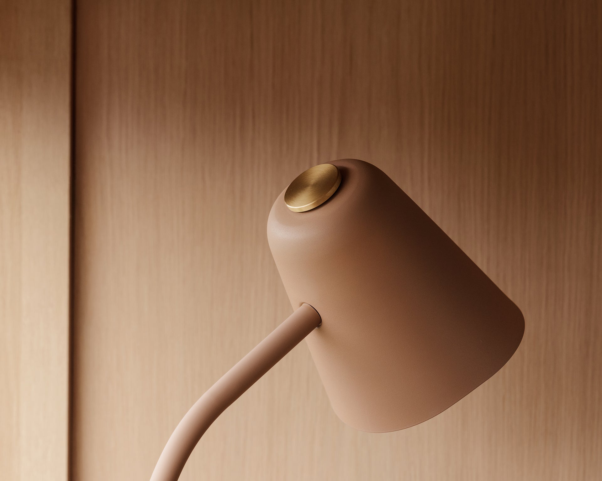Me floor lamp warm beige detail Ph Einar Aslaksen