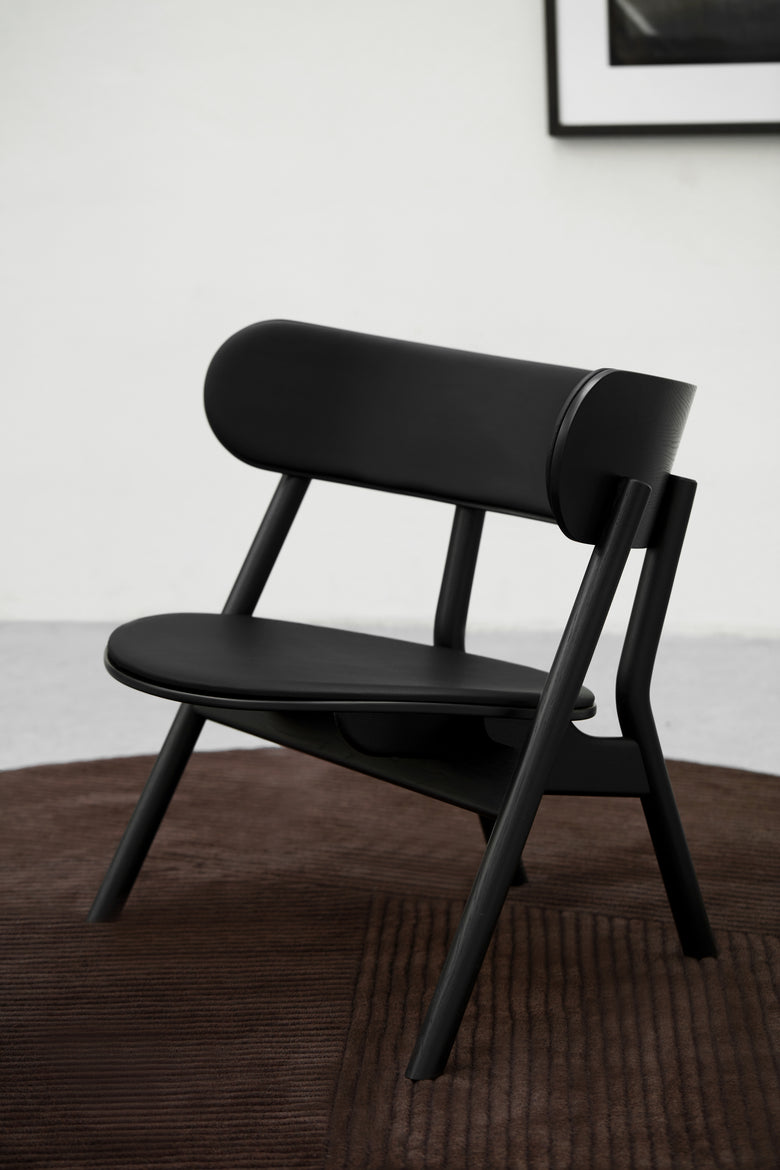 Oaki lounge black oak leather photo Chris Tonnesen scaled