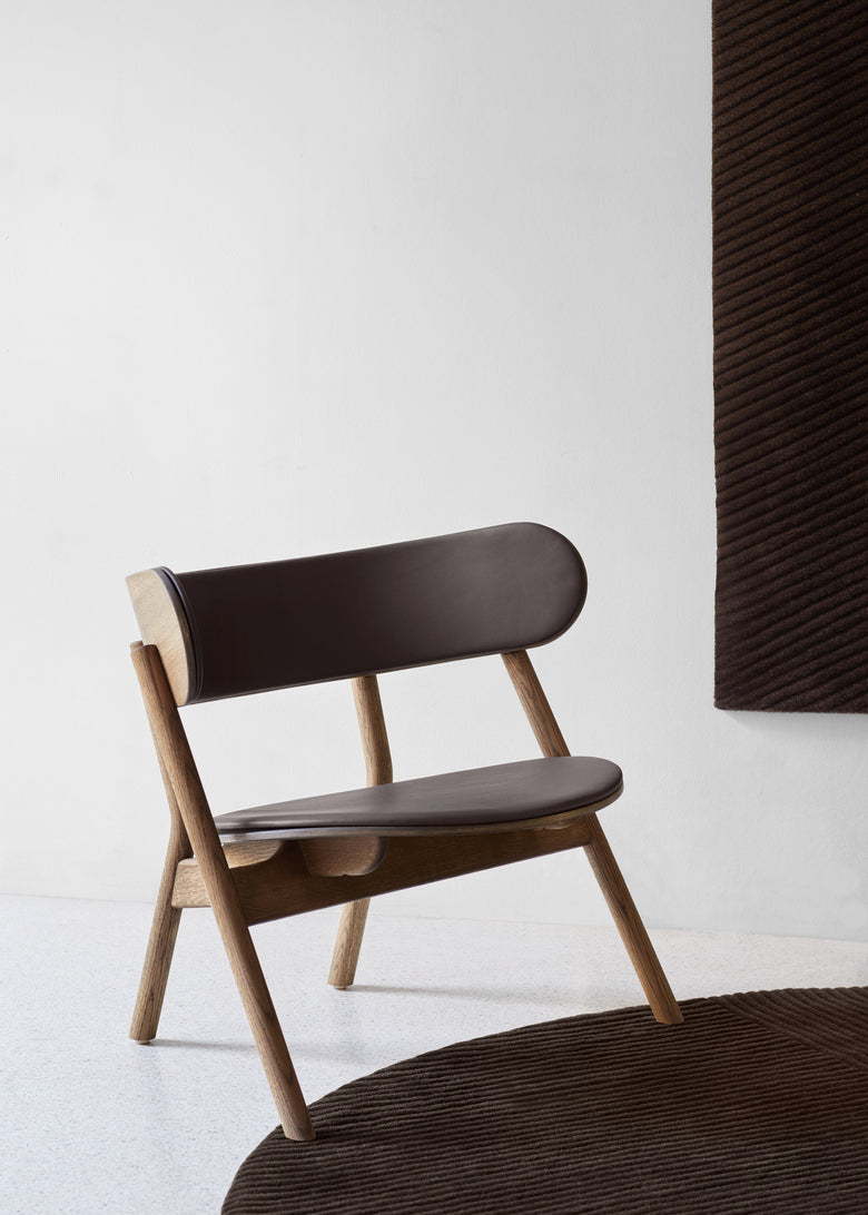Oaki lounge smoked oak leather photo Chris Tonnesen