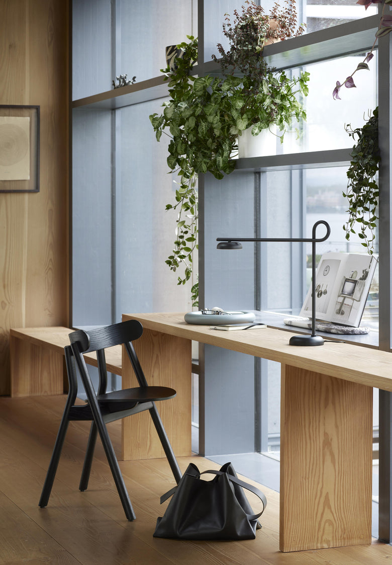 Salto table lamp black Oaki chair ph Chris Tonnesen