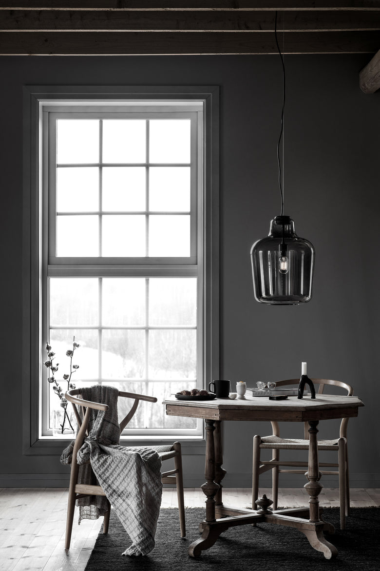 Say My Name Pendant Smoked grey glossy front Low res Photo Chris Tonnesen