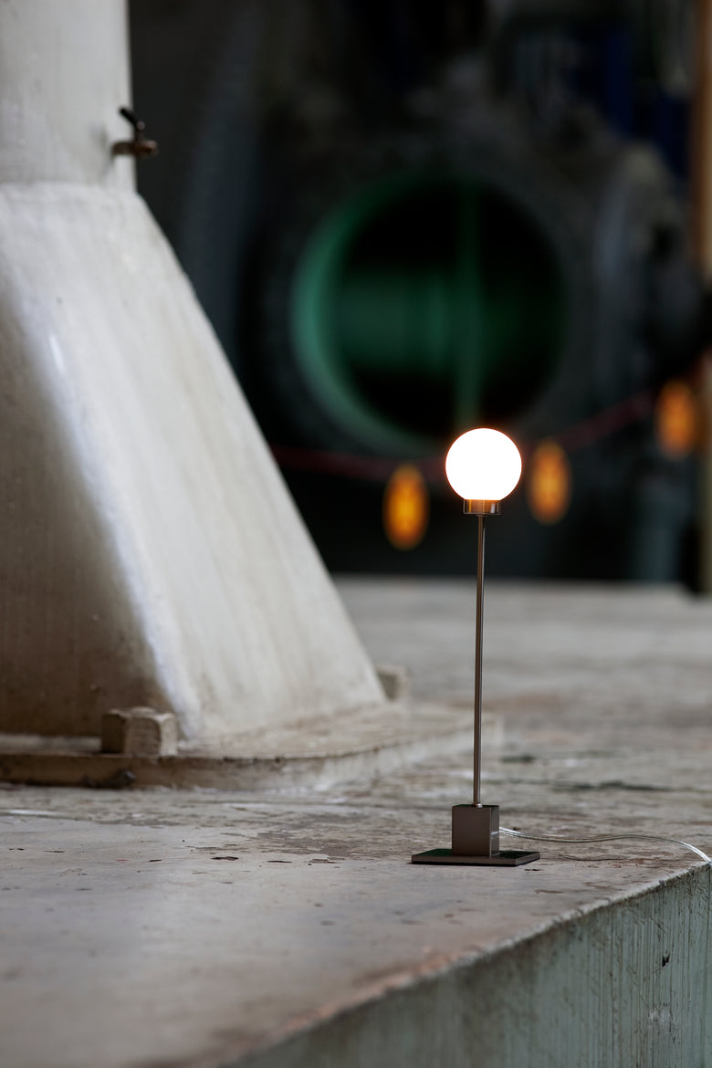 Snowball table lamp