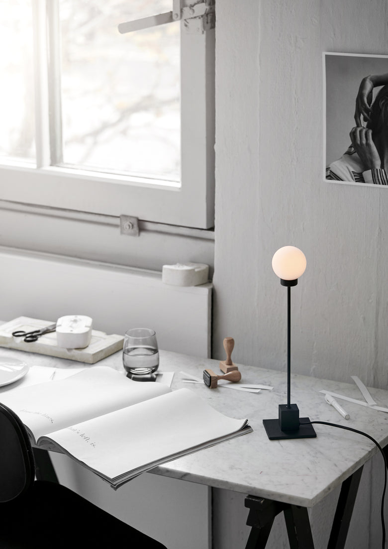 Snowball table lamp